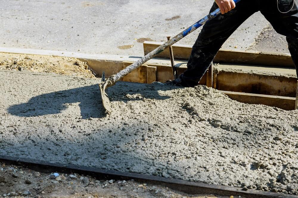 Cimento da calçada em construção